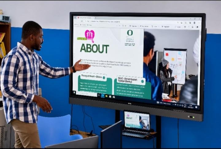 Daniel Appiah Gyekye presenting the Ananse the Teacher AR-AI platform on a classroom screen