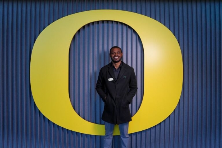 Daniel Appiah Gyekye in front of the University of Oregon O